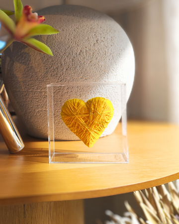 Caixa Acrílico Coração Fios de Cobre Amarelo -  P